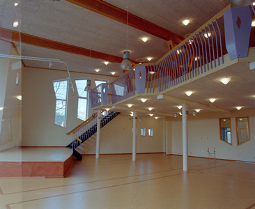 840141 Afbeelding van een trap naar een vide in het nieuwe Zorgcollege (school voor ziekenverzorgenden, Humberdreef 2) ...